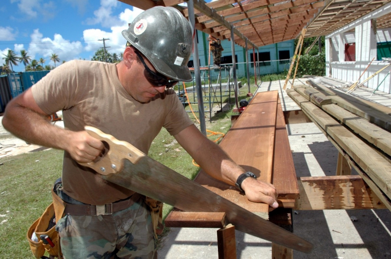 charpentier-BOUYON-min_worker_construction_building_carpenter_male_job_build_helmet-893290